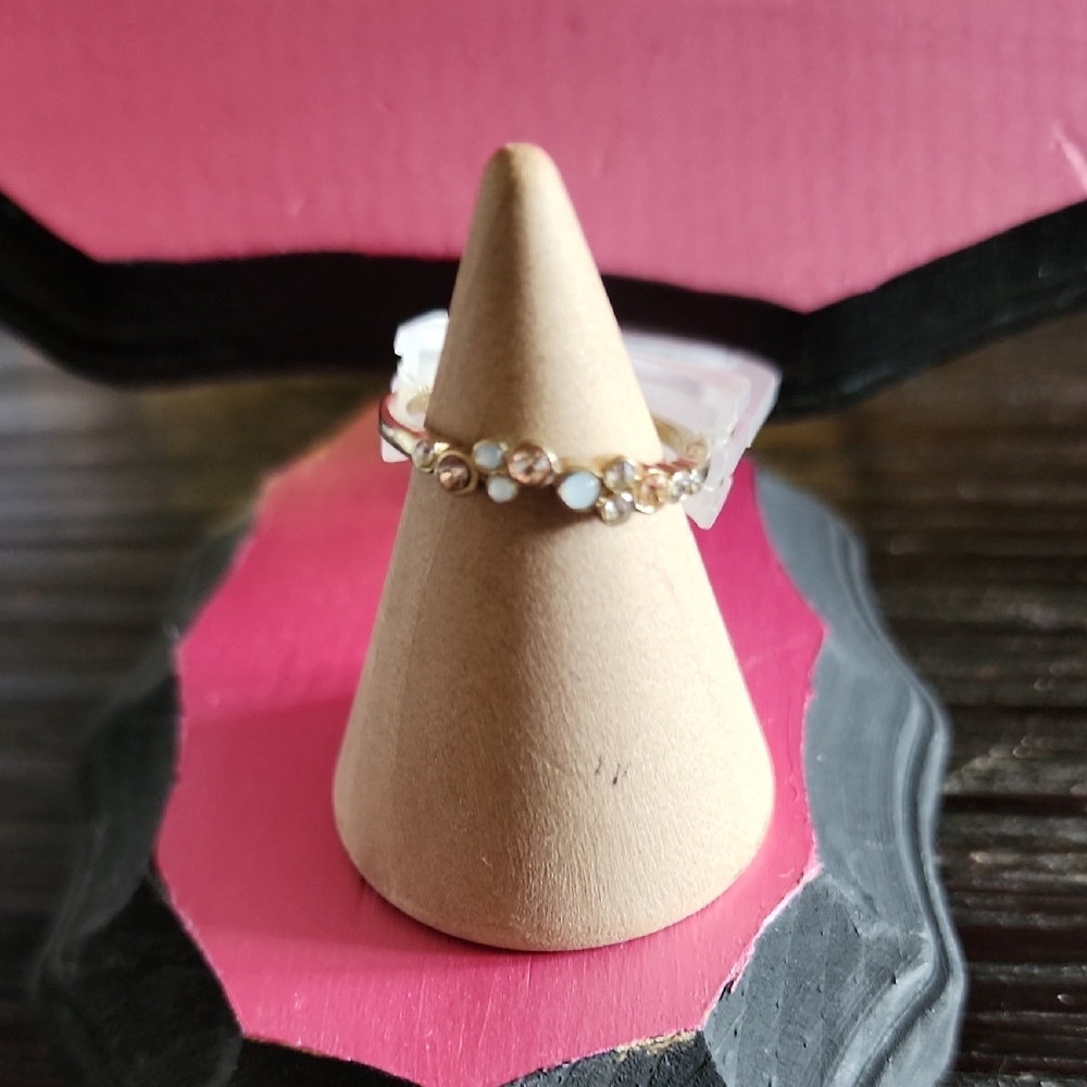 Elegant Gold and White Women's Ring